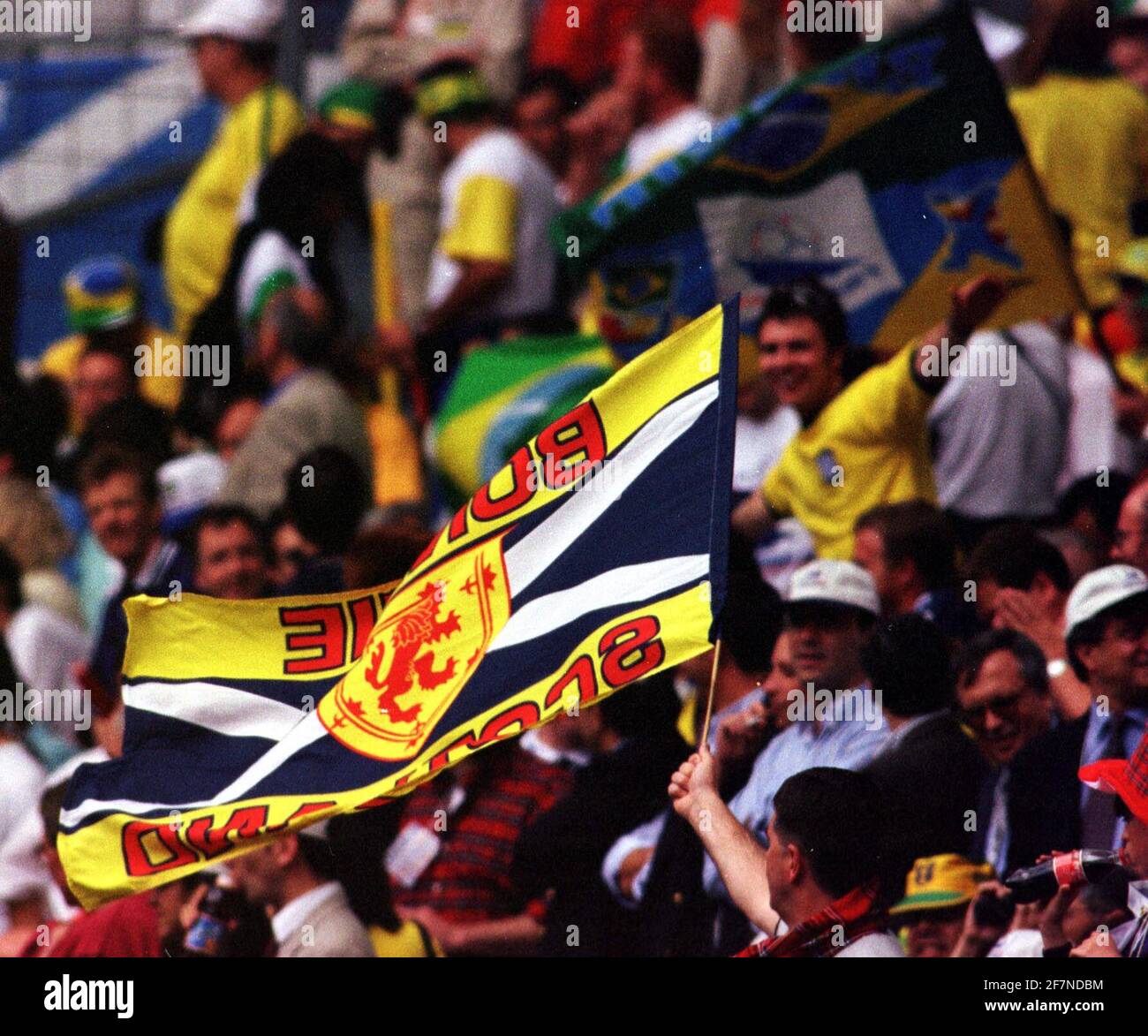 Los partidarios de Escocia celebran durante el partido de apertura del 1998 de junio de La Copa Mundial contra Brasil en el Stade de France En París Foto de stock