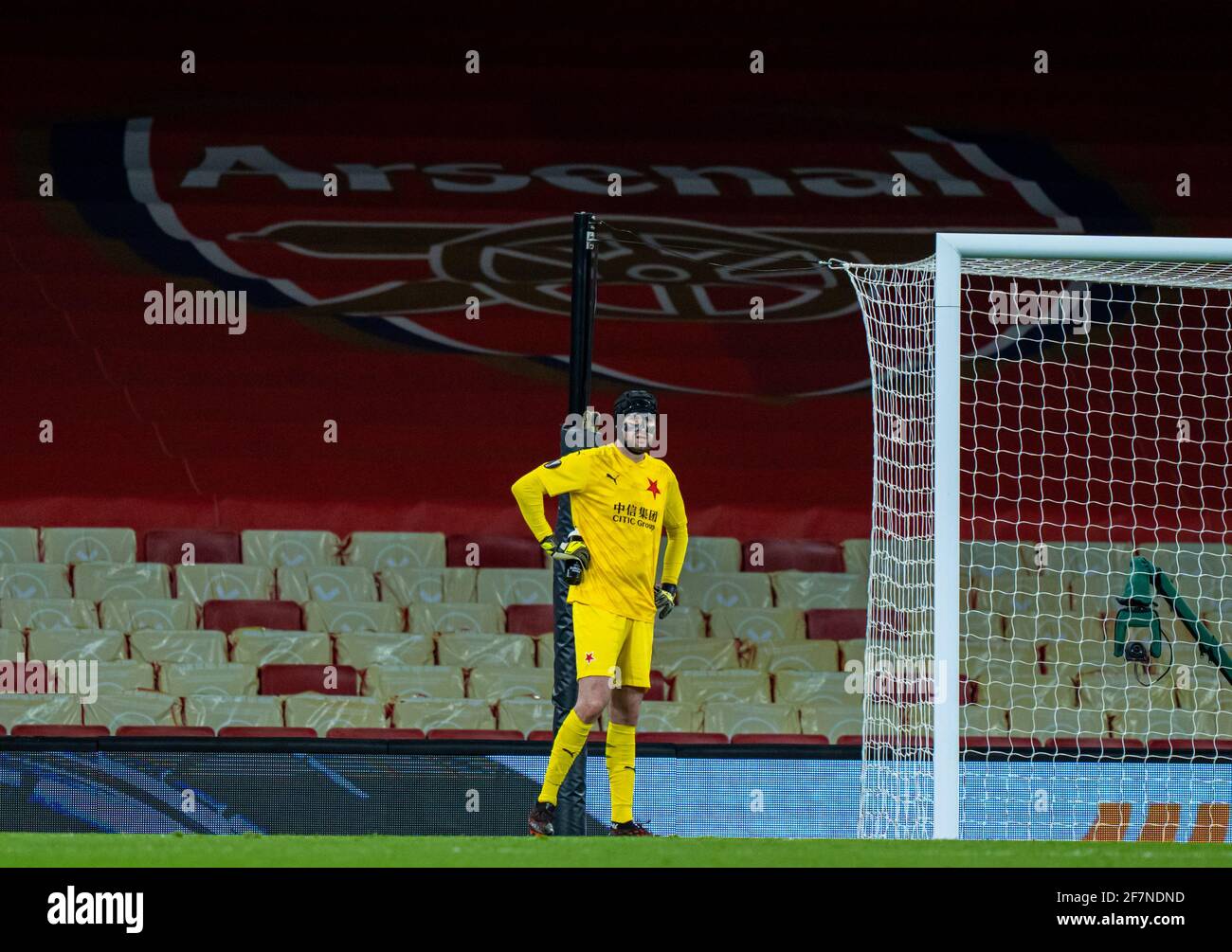Londres, Reino Unido. 9th de Abr de 2021. El portero de Slavia Praha, Ondrej Kolar, parece desanimado durante el partido de fútbol de 1st patas de la UEFA Europa League entre el Arsenal FC y SK Slavia Praha en el Emirates Stadium de Londres, Gran Bretaña, el 8 de abril de 2021. Crédito: Xinhua/Alamy Live News Foto de stock