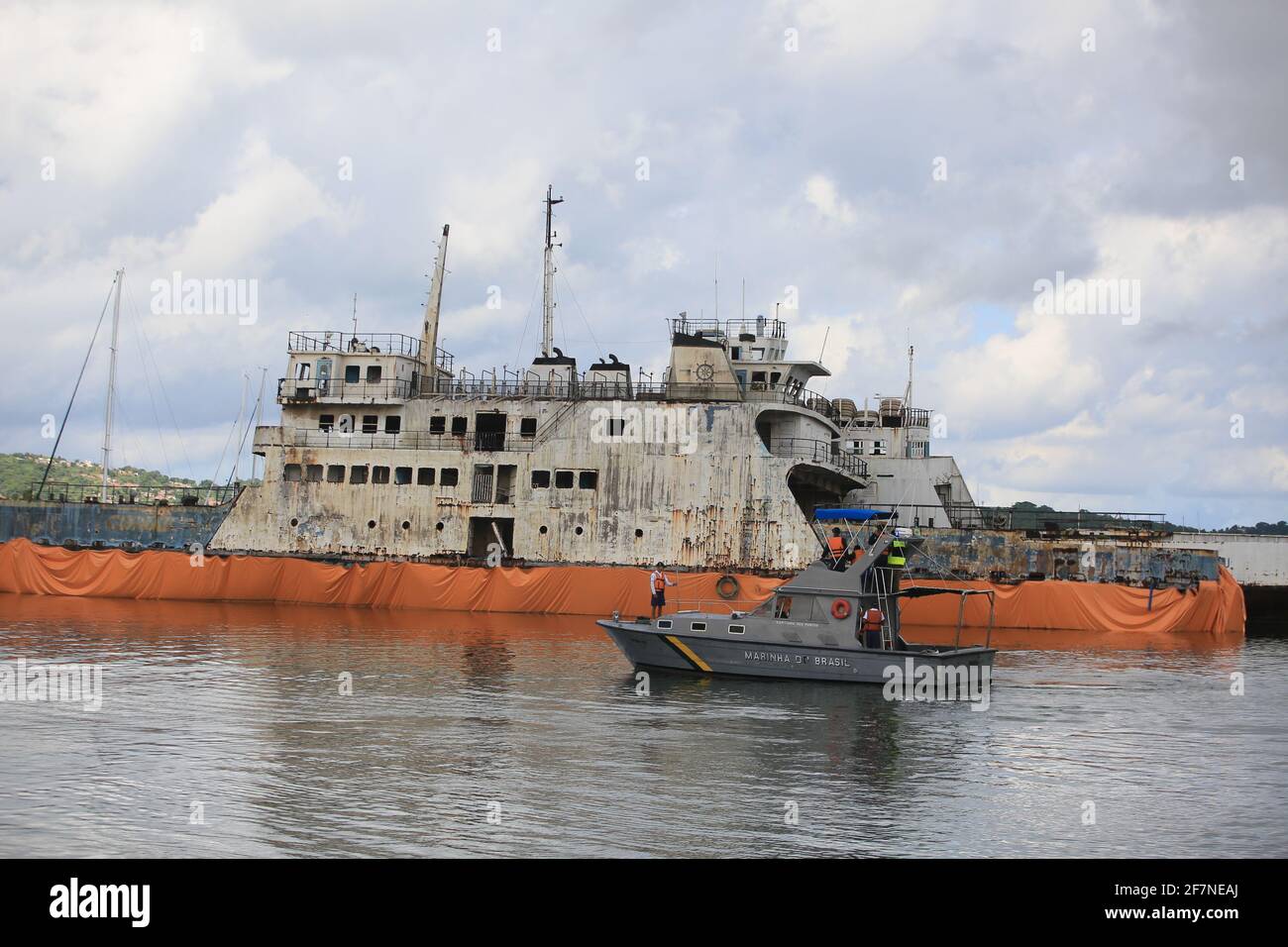 salvador, bahia / brasil - 8 de marzo de 2019: Chatarra del Ferry Monte  Serrat e Ipuacu, visto anclado en el puerto deportivo de Aratu. Los barcos  que hicieron los cros Fotografía de stock - Alamy