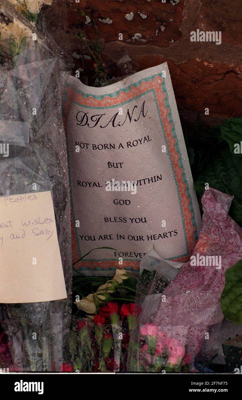 Princesa Diana muerte 31 de agosto de 1997Message en el Palacio de Kensington in Memoria de la princesa Diana Foto de stock