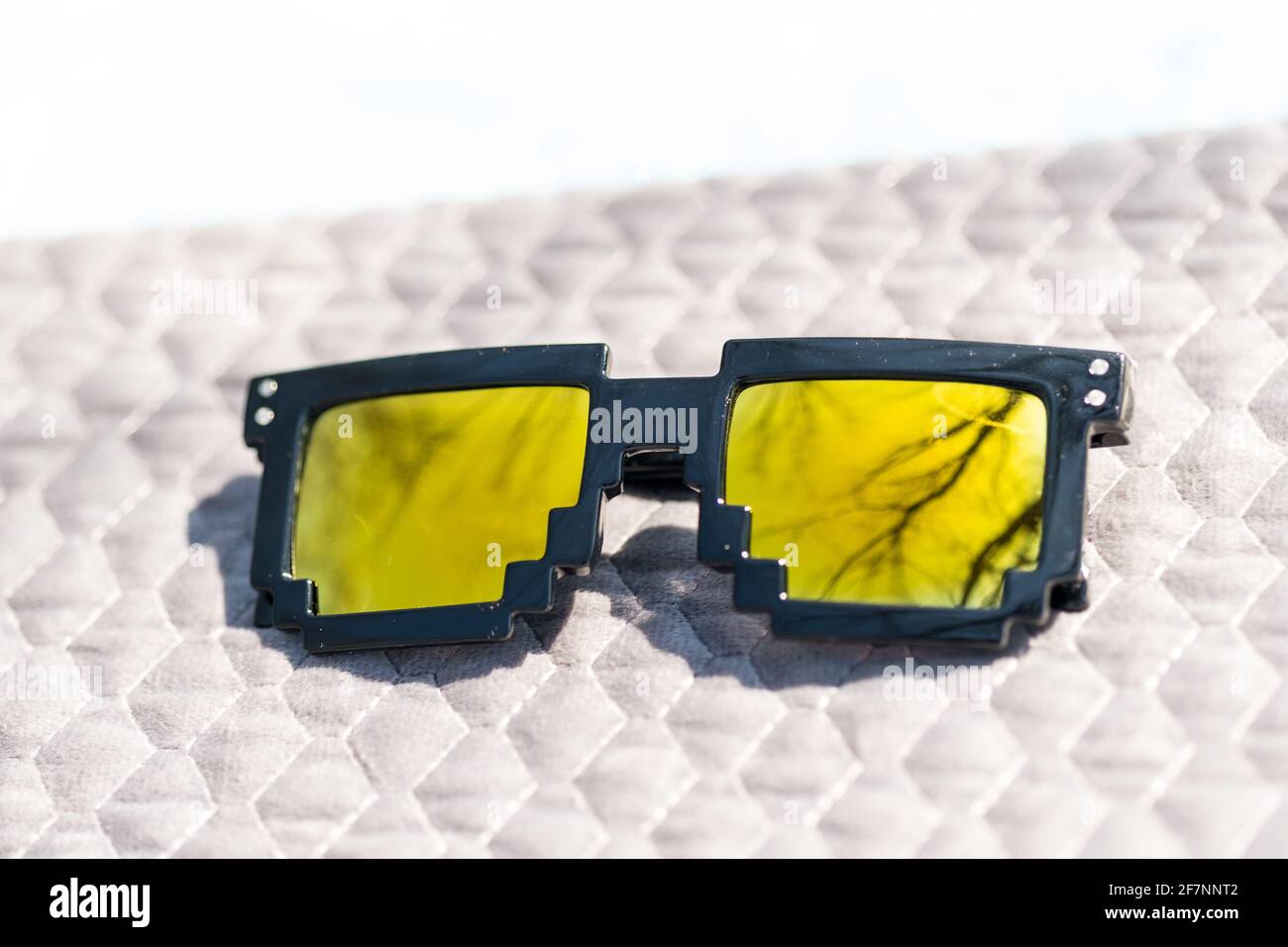 Lentes de oro pixel 8bit gafas de sol diseño disparar en un día de verano  closeup.Thug modelo de vida. Enfoque selectivo Fotografía de stock - Alamy