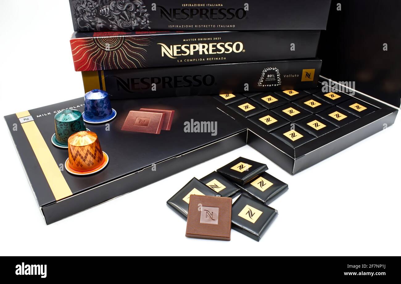 Cajas Nespresso, cápsulas de café y chocolates de leche. Nespresso es una  marca que vende café y productos de café todos los ov Fotografía de stock -  Alamy