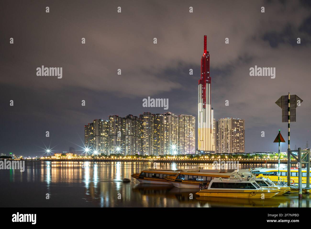 Ciudad Ho Chi Minh rascacielos vinhomes parque central por la noche Foto de stock