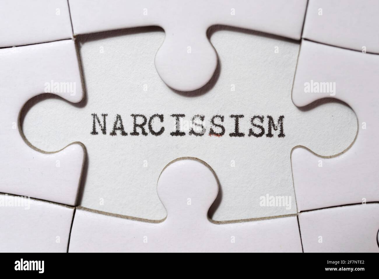 Narcissism palabra escrita con una máquina de escribir. Foto de stock