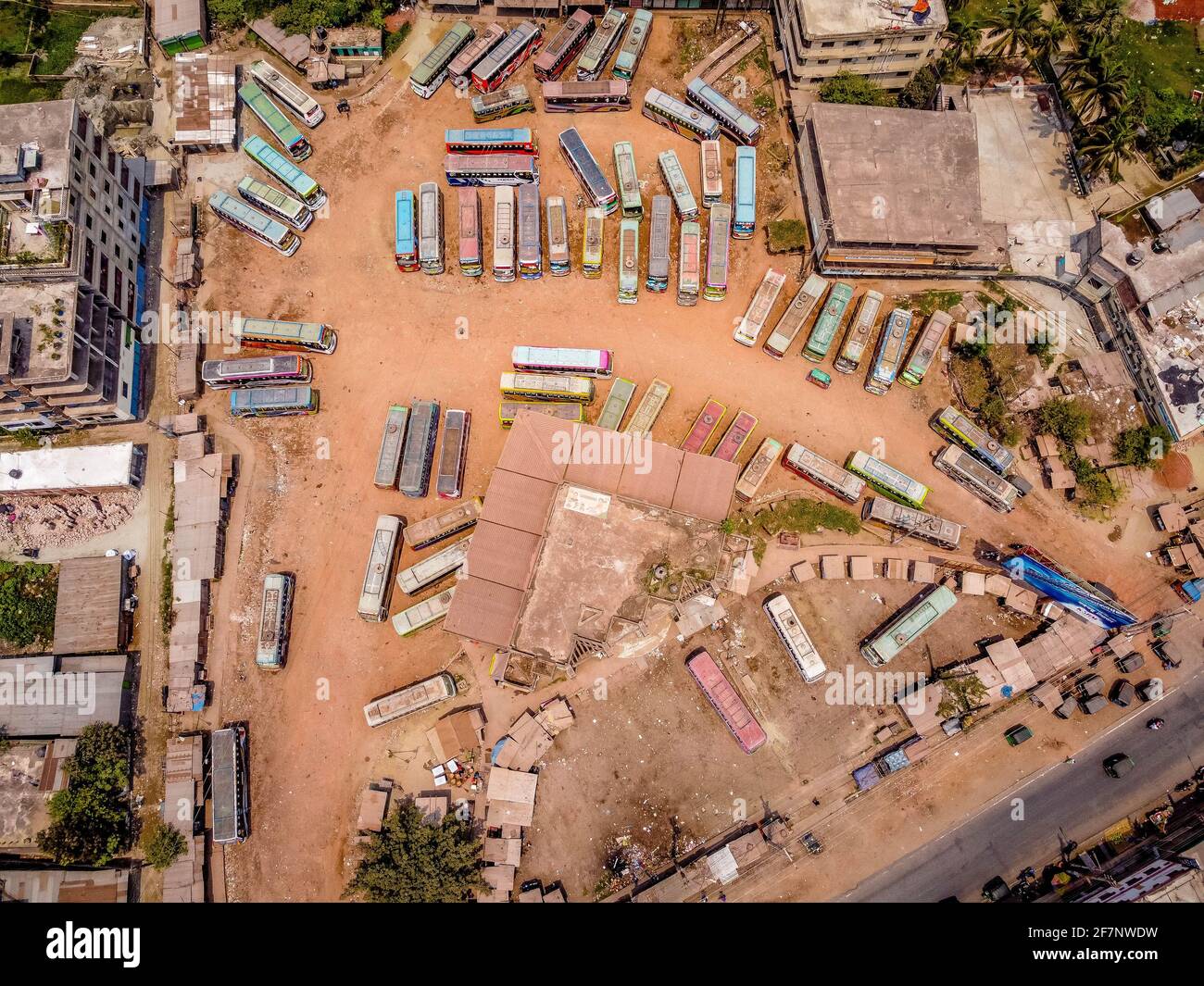 Barishal, Barishal, Bangladesh. 9th de Abr de 2021. Varios autobuses están estacionados en la parada central de autobuses de Barisal, uno de los más ocupados en la región sur del país, durante una semana de cierre nacional de Covid que comenzó el lunes Crédito: Mustasinur Rahman Alvi/ZUMA Wire/Alamy Live News Foto de stock