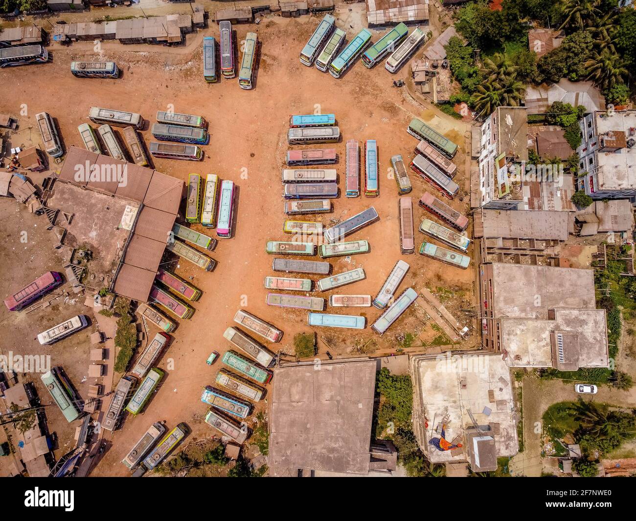 Barishal, Barishal, Bangladesh. 9th de Abr de 2021. Varios autobuses están estacionados en la parada central de autobuses de Barisal, uno de los más ocupados en la región sur del país, durante una semana de cierre nacional de Covid que comenzó el lunes Crédito: Mustasinur Rahman Alvi/ZUMA Wire/Alamy Live News Foto de stock
