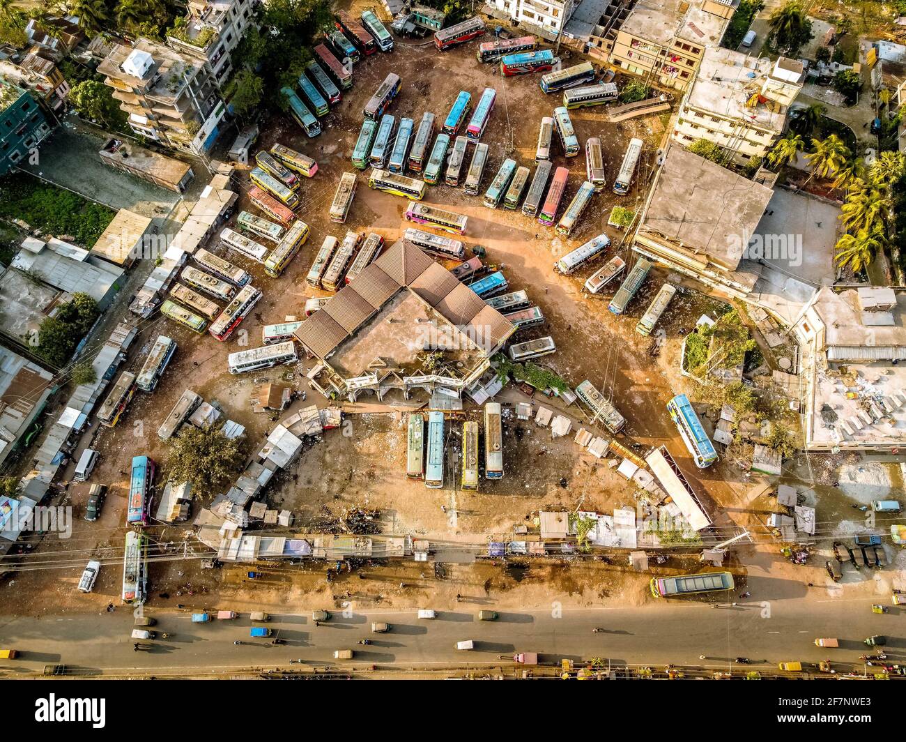 Barishal, Barishal, Bangladesh. 9th de Abr de 2021. Varios autobuses están estacionados en la parada central de autobuses de Barisal, uno de los más ocupados en la región sur del país, durante una semana de cierre nacional de Covid que comenzó el lunes Crédito: Mustasinur Rahman Alvi/ZUMA Wire/Alamy Live News Foto de stock