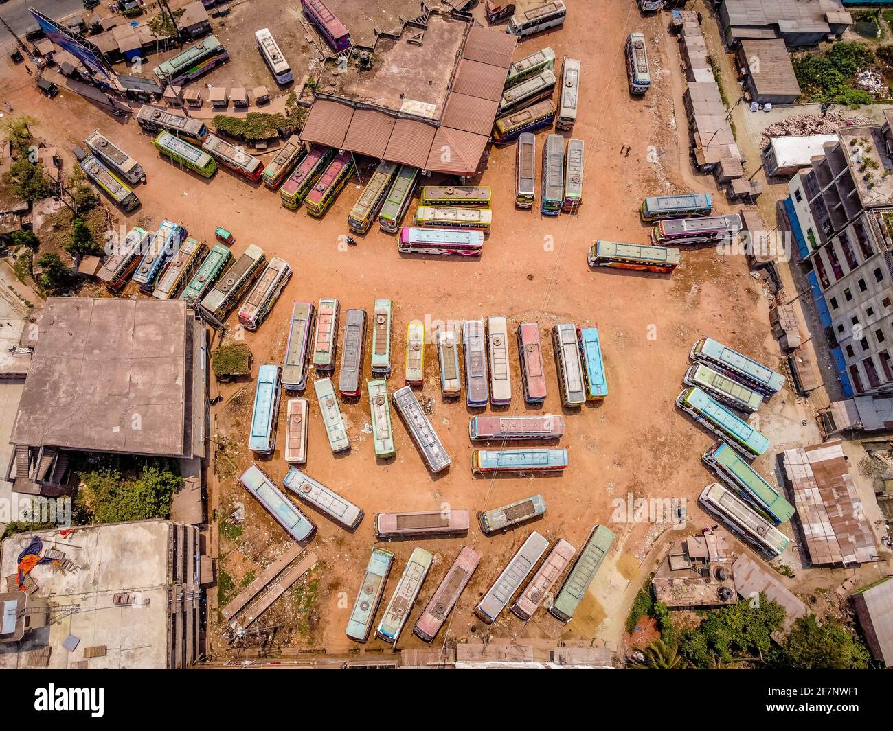 Barishal, Barishal, Bangladesh. 9th de Abr de 2021. Varios autobuses están estacionados en la parada central de autobuses de Barisal, uno de los más ocupados en la región sur del país, durante una semana de cierre nacional de Covid que comenzó el lunes Crédito: Mustasinur Rahman Alvi/ZUMA Wire/Alamy Live News Foto de stock