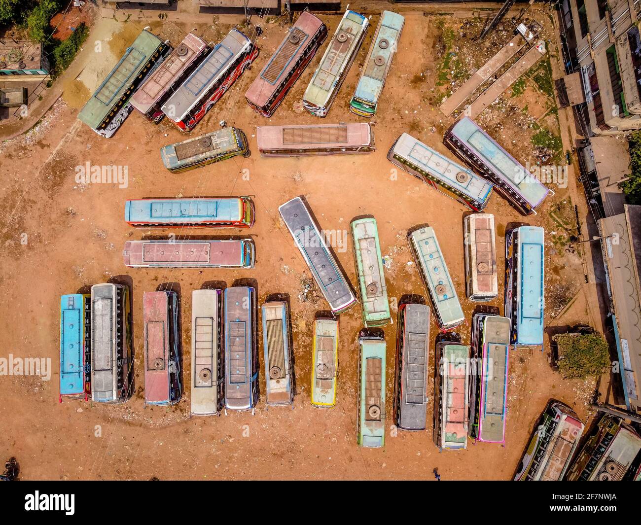Barishal, Barishal, Bangladesh. 9th de Abr de 2021. Varios autobuses están estacionados en la parada central de autobuses de Barisal, uno de los más ocupados en la región sur del país, durante una semana de cierre nacional de Covid que comenzó el lunes Crédito: Mustasinur Rahman Alvi/ZUMA Wire/Alamy Live News Foto de stock