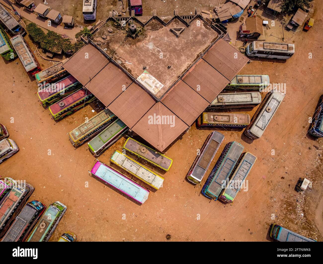 Barishal, Barishal, Bangladesh. 9th de Abr de 2021. Varios autobuses están estacionados en la parada central de autobuses de Barisal, uno de los más ocupados en la región sur del país, durante una semana de cierre nacional de Covid que comenzó el lunes Crédito: Mustasinur Rahman Alvi/ZUMA Wire/Alamy Live News Foto de stock