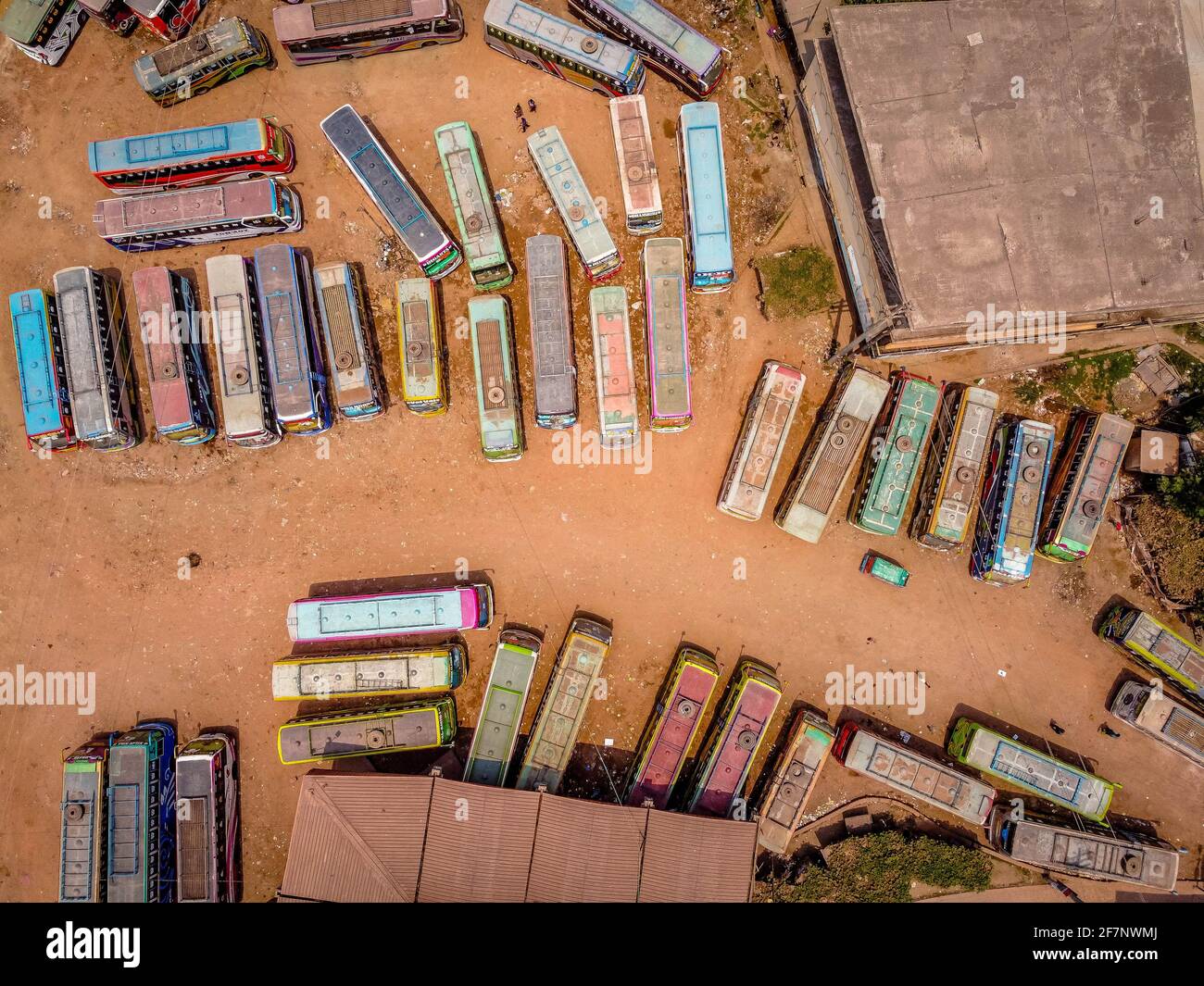 Barishal, Barishal, Bangladesh. 9th de Abr de 2021. Varios autobuses están estacionados en la parada central de autobuses de Barisal, uno de los más ocupados en la región sur del país, durante una semana de cierre nacional de Covid que comenzó el lunes Crédito: Mustasinur Rahman Alvi/ZUMA Wire/Alamy Live News Foto de stock