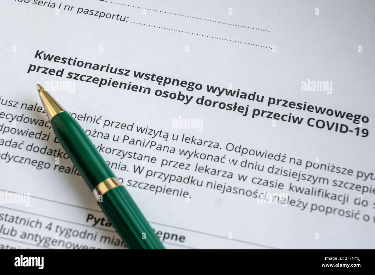 Gdansk, Polonia - 9 de abril de 2021: Cuestionario de salud polaco para la vacunación contra Covid-19 Foto de stock