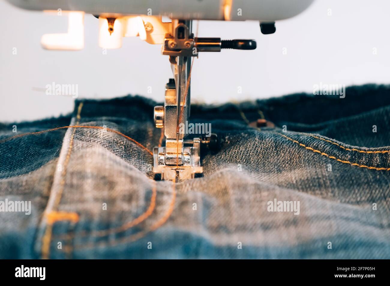 Máquina de coser moderna para reparar o coser ropa proceso de costura de  tela vaquera. Equipo de costura enfoque selectivo Fotografía de stock -  Alamy