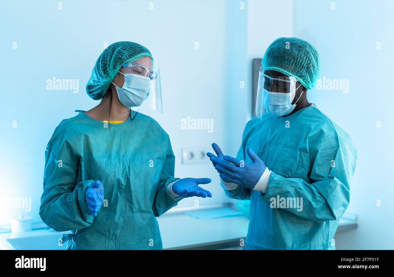Médicos que usan equipo de protección personal que luchan contra el brote del virus de la corona - concepto de asistencia sanitaria y trabajadores médicos Foto de stock