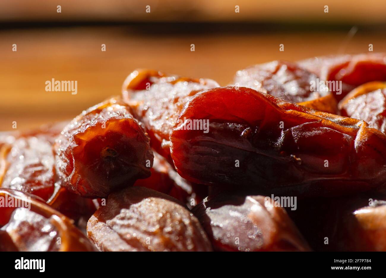 El dulce Khalas es fruto de Arabia Saudita en blanco plato preparado para el ramadán Foto de stock