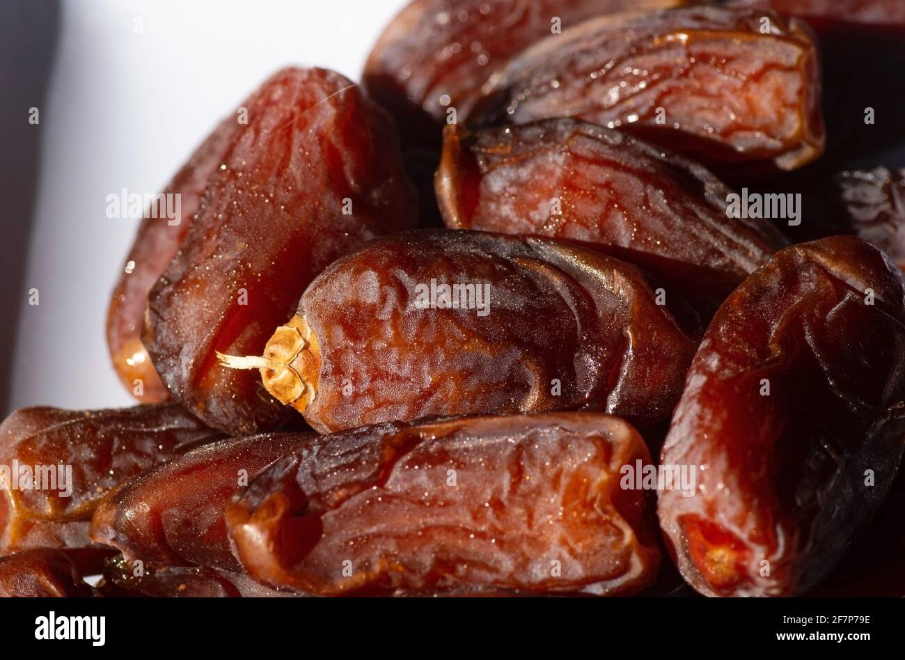 El dulce Khalas es fruto de Arabia Saudita en blanco plato preparado para el ramadán Foto de stock