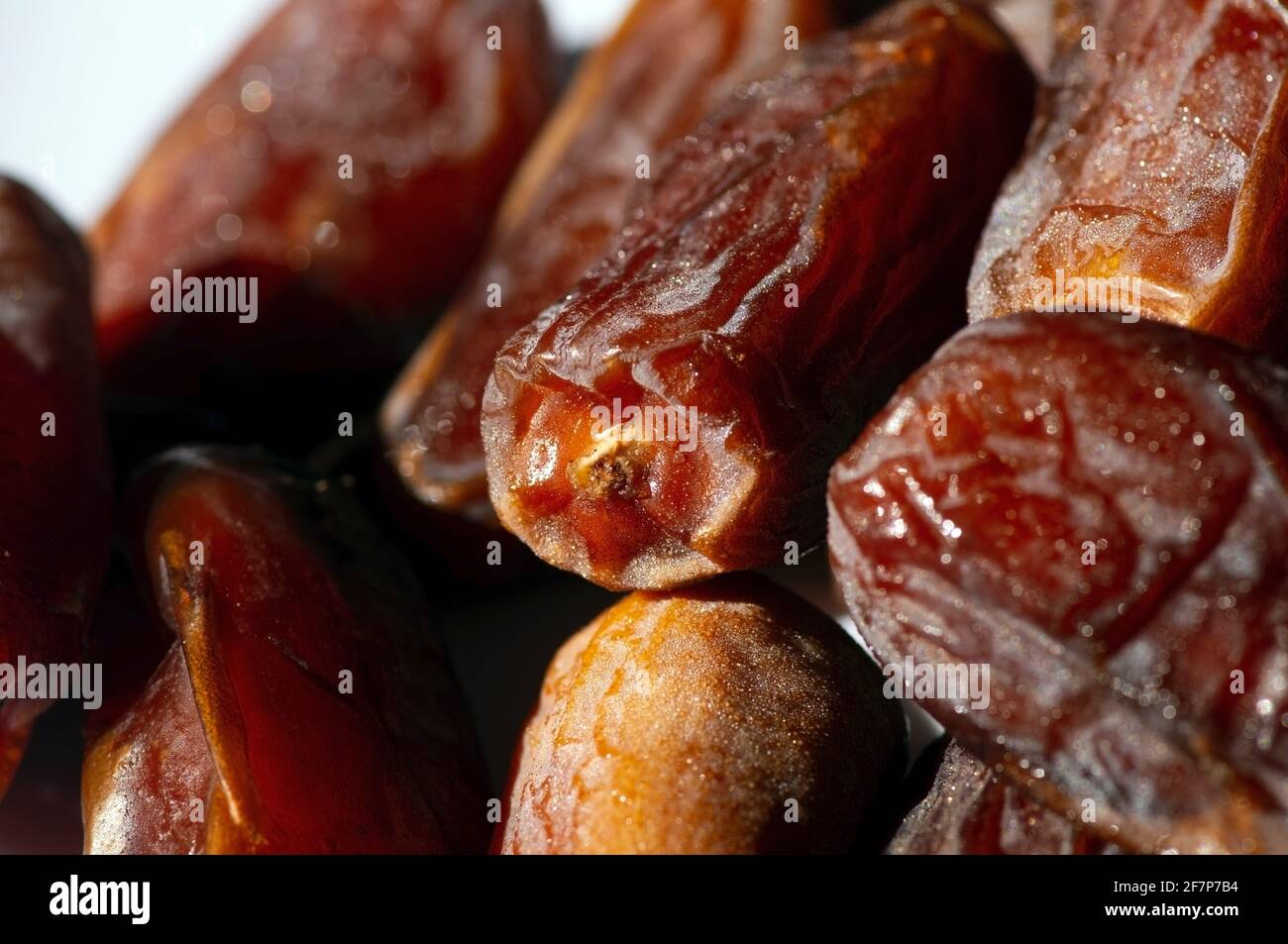 El dulce Khalas es fruto de Arabia Saudita en blanco plato preparado para el ramadán Foto de stock