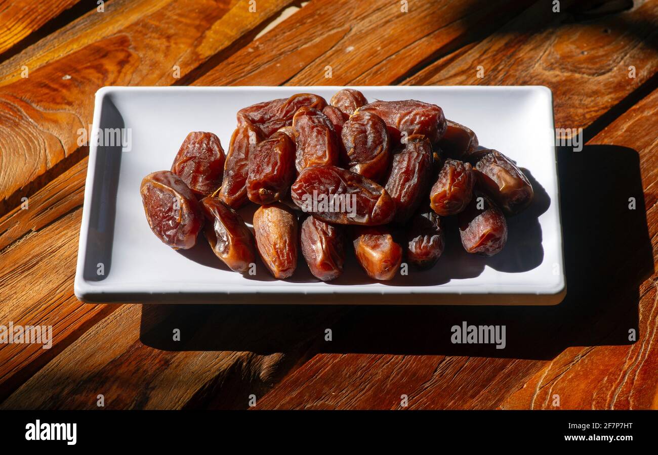 El dulce Khalas es fruto de Arabia Saudita en blanco plato preparado para el ramadán Foto de stock