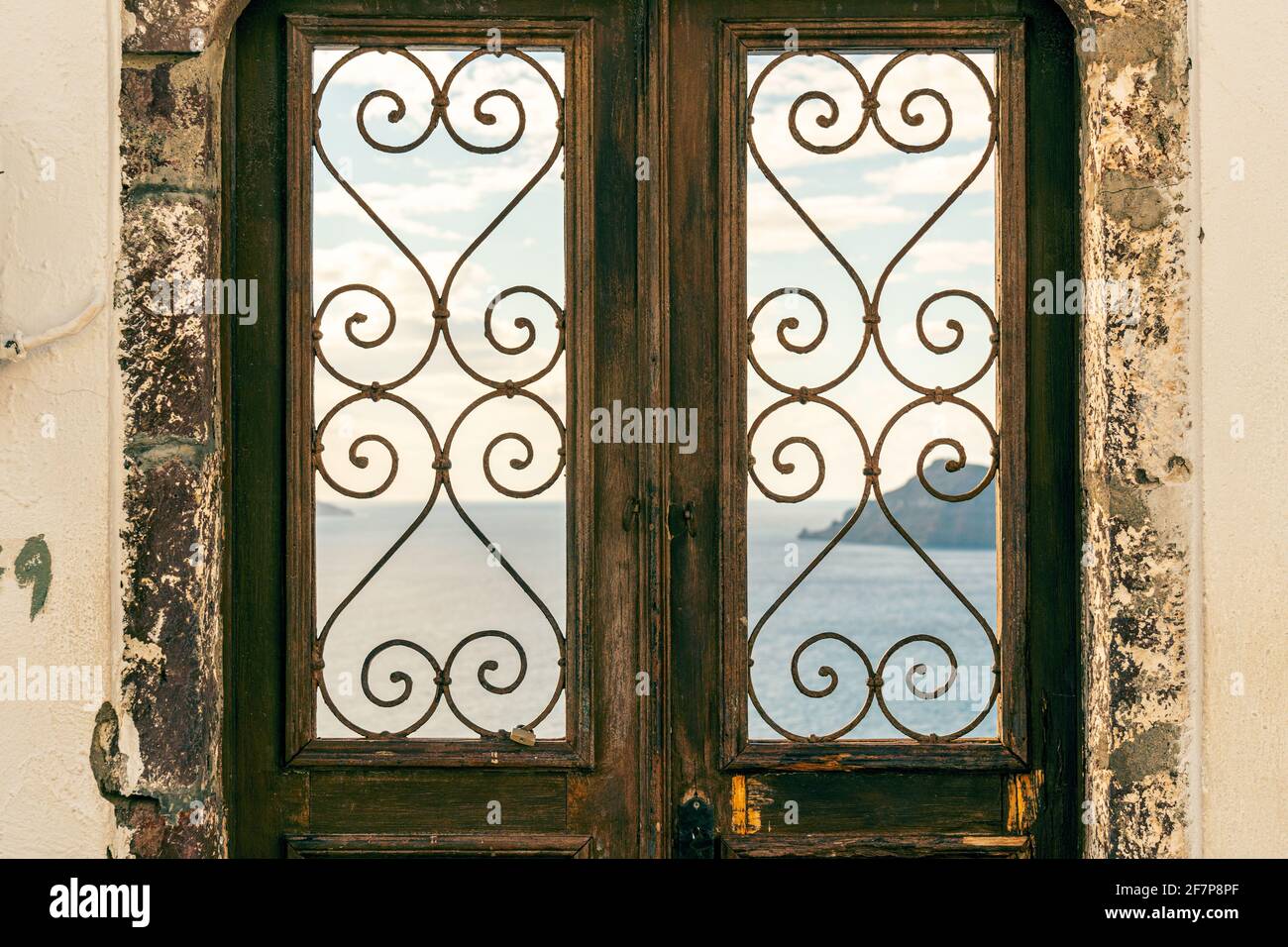 Arquitectura de las puertas del pueblo de Oia en la isla de Santorini, Grecia Foto de stock