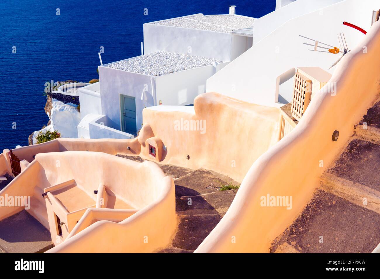 Detalles arquitectónicos del pueblo de Oia en la isla de Santorini, Grecia Foto de stock