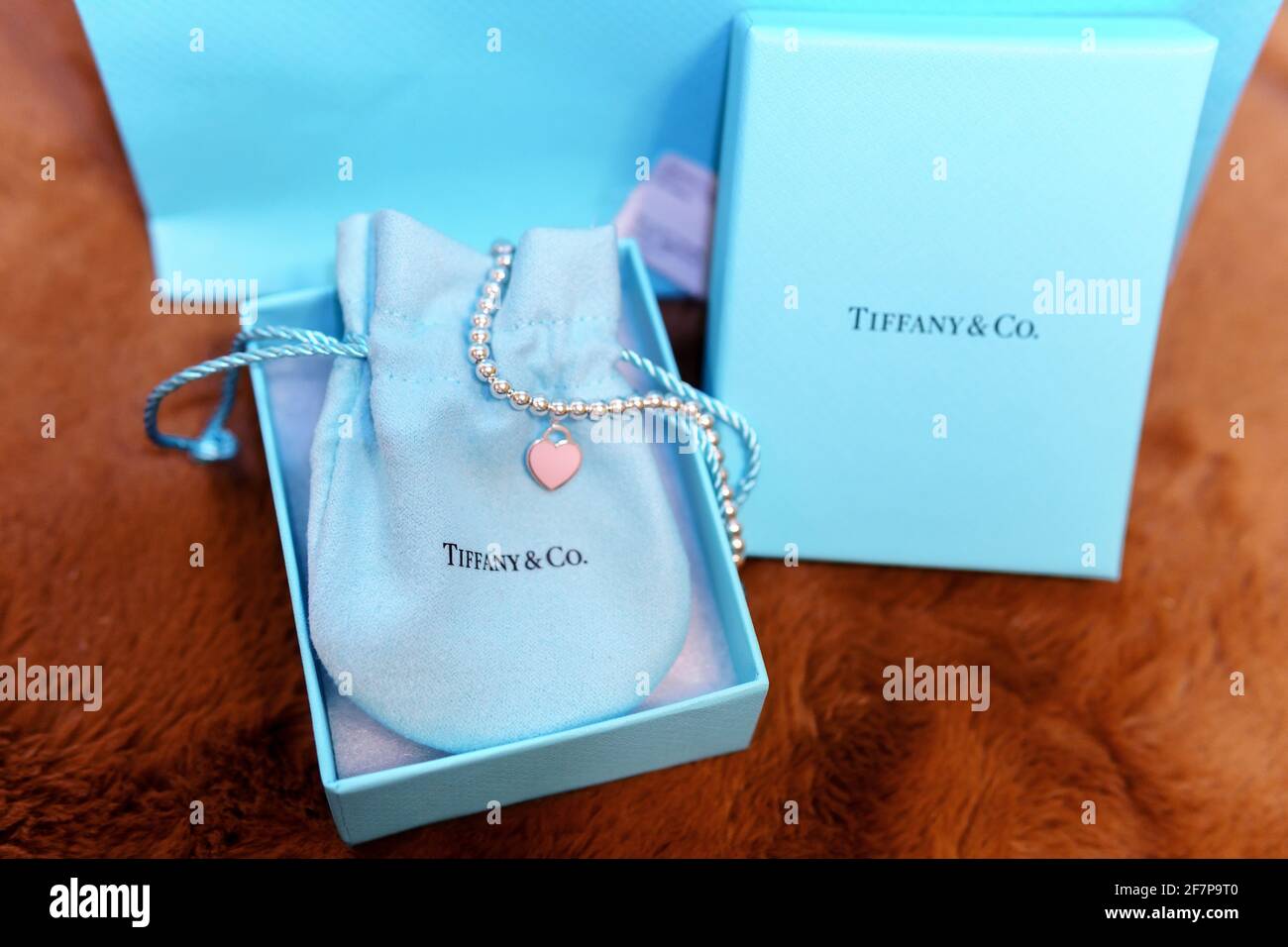 Tyumen, Rusia-15 de marzo de 2021: Tiffany Co. Tiffany es una joyería de lujo. Enfoque selectivo Foto de stock