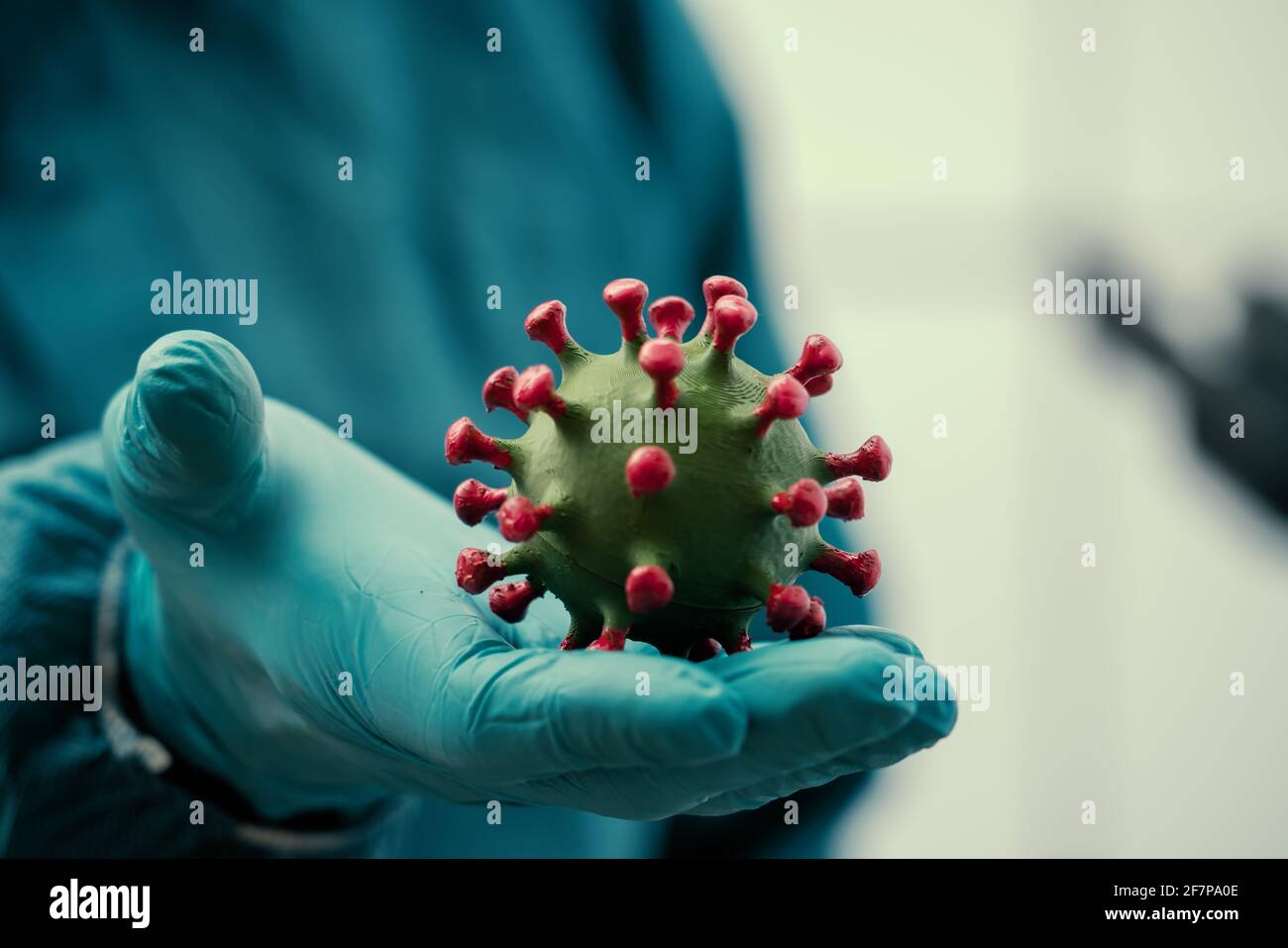 Coronavirus en la mano del doctor. Concepto de infección viral. Científico que sostiene un coronavirus en un laboratorio de investigación Foto de stock