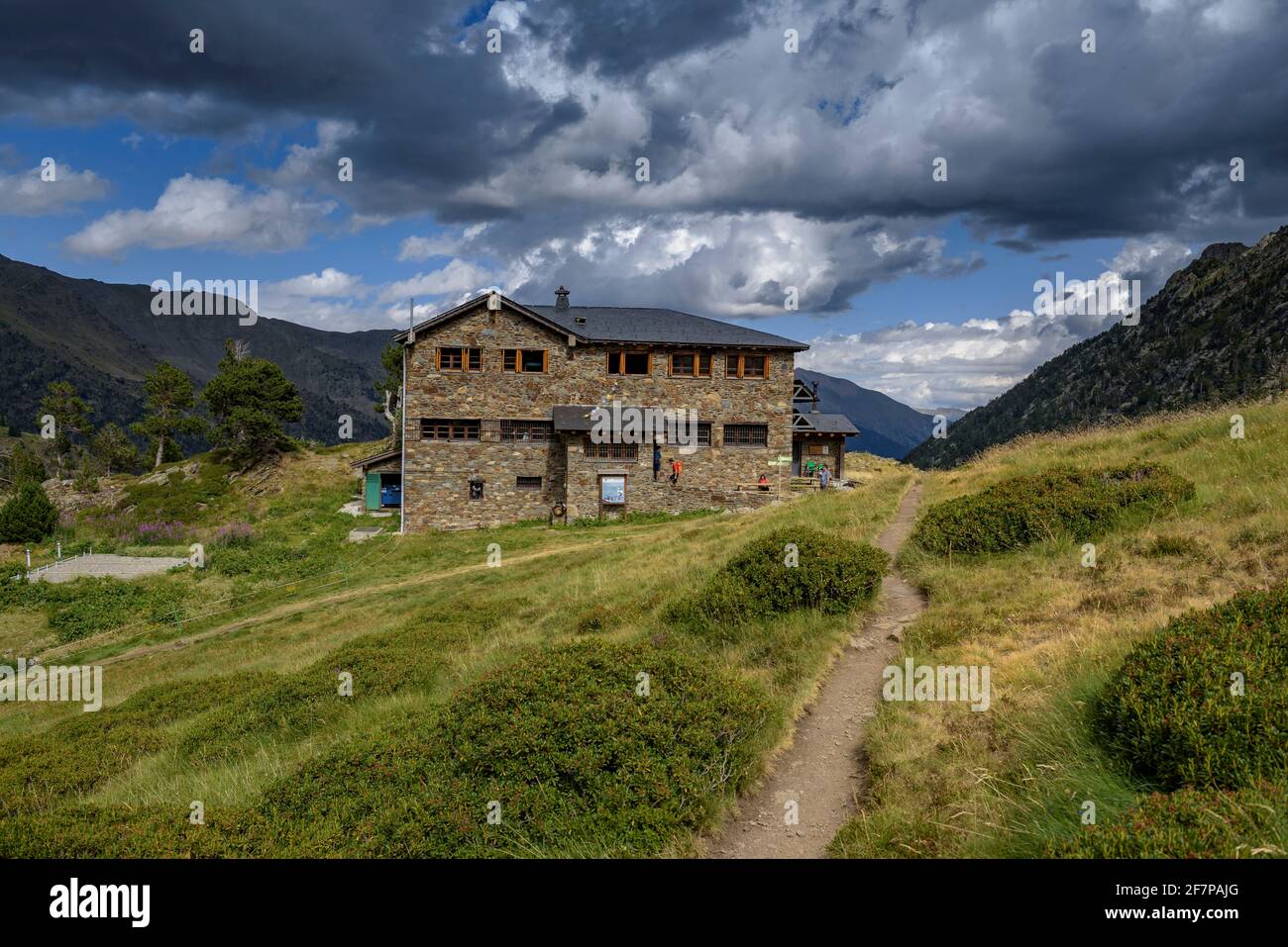 Alrededores del refugio de Comapedrosa en la ruta hasta la cumbre de  Comapedorsa (Andorra, Pirineos) ESP: Alrededores del refugio del Comapedros  Fotografía de stock - Alamy