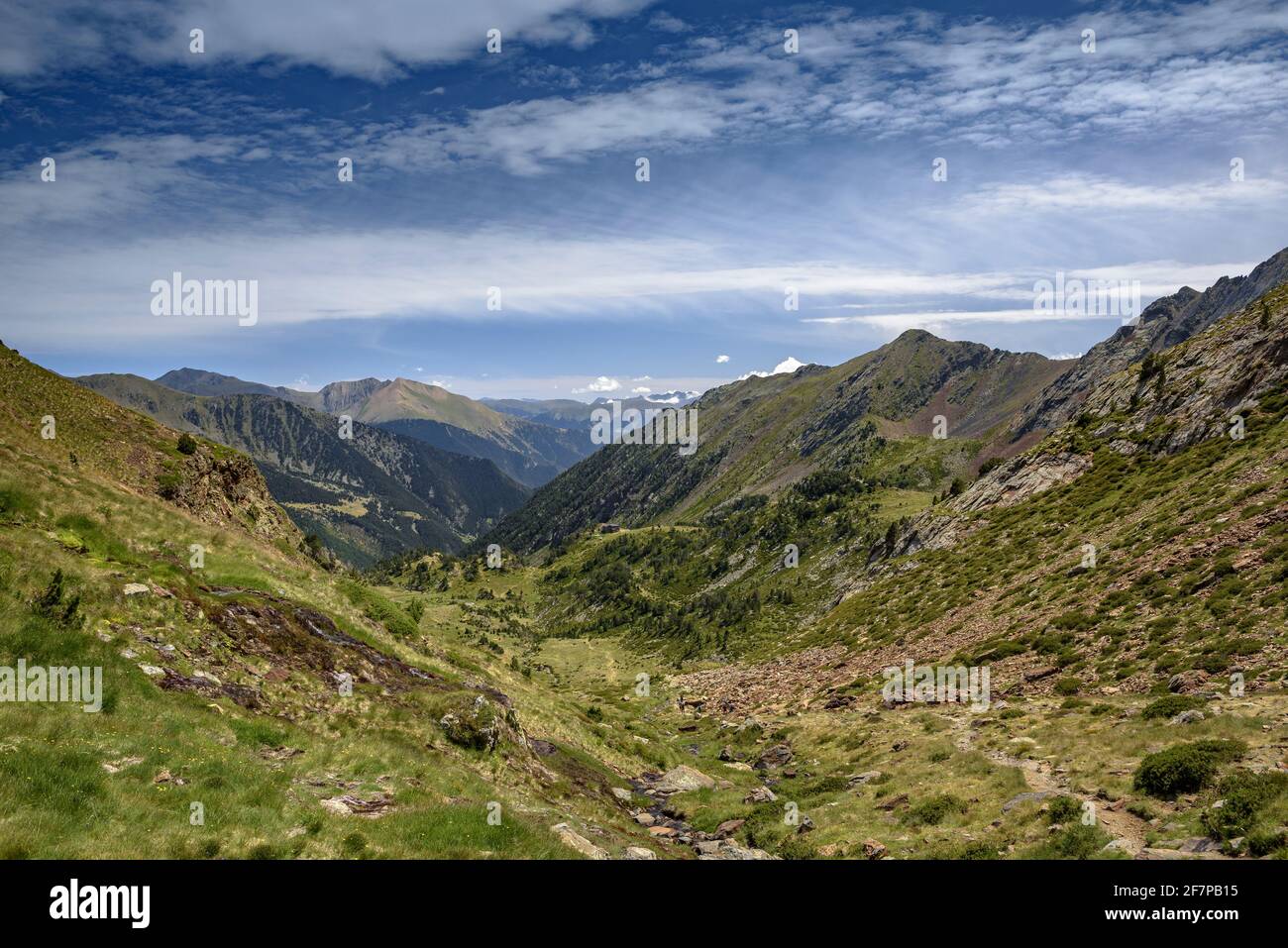 Vistas del camino hasta la cima de la Comapedrosa, el punto más alto de Andorra (Andorra, Pirineos) ESP: Vista de la tienda que sube al techho de Andorra Foto de stock