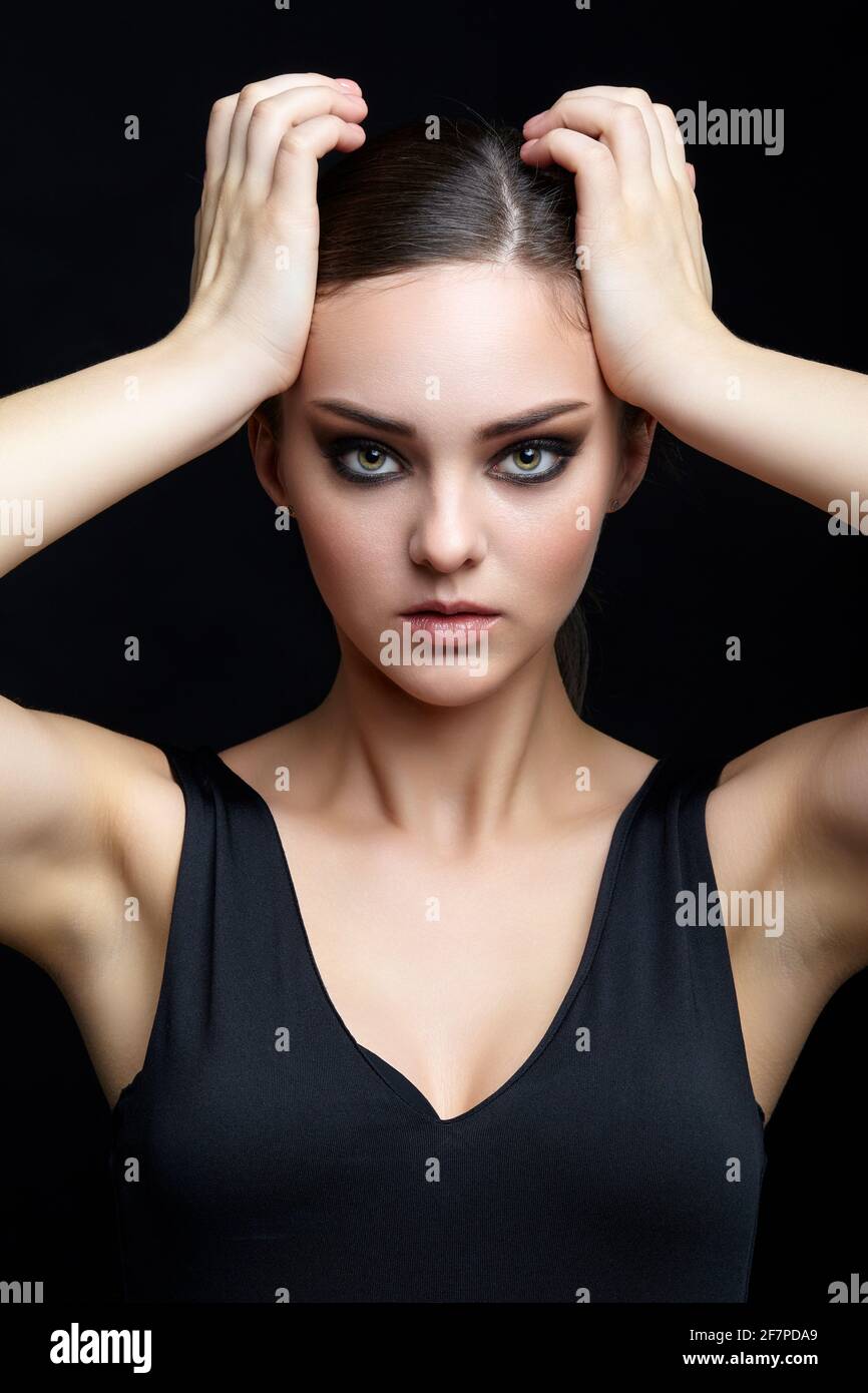 Purpurina maquillaje en una mujer hermosa cara sobre fondo negro Fotografía  de stock - Alamy