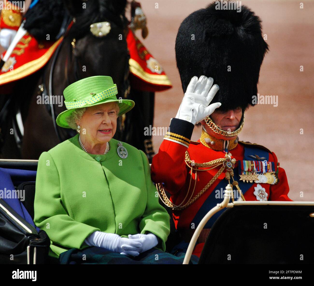 Foto del archivo del 06/07/16 del Duque de Edimburgo y de la Reina Isabel II en un carro de techo abierto, ya que participan en la ceremonia anual Trooping the Color. El Duque de Edimburgo ha muerto, ha anunciado el Palacio de Buckingham. Fecha de emisión: Viernes 9 de abril de 2020.. Ver historia de la AP MUERTE Philip. El crédito de la foto debe ser: Fiona Hanson/PA Wire Foto de stock