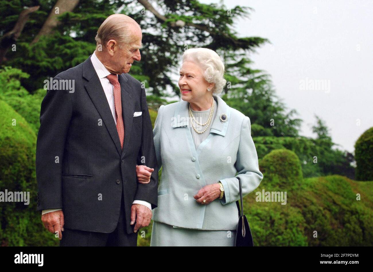 Foto del archivo fechada el 18/11/07 de la reina Isabel II y el duque de Edimburgo en Broadlands que marca su aniversario de bodas de diamantes . XXXX. Foto de stock