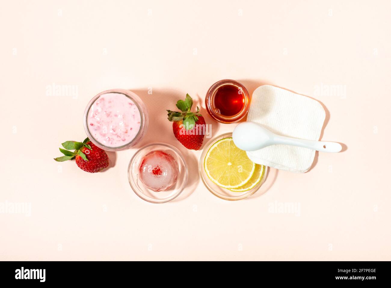 Ingredientes caseros de la mascarilla de fresa: Fresa, yogur, miel, limón,  avena. Productos caseros para el cuidado de la piel Fotografía de stock -  Alamy