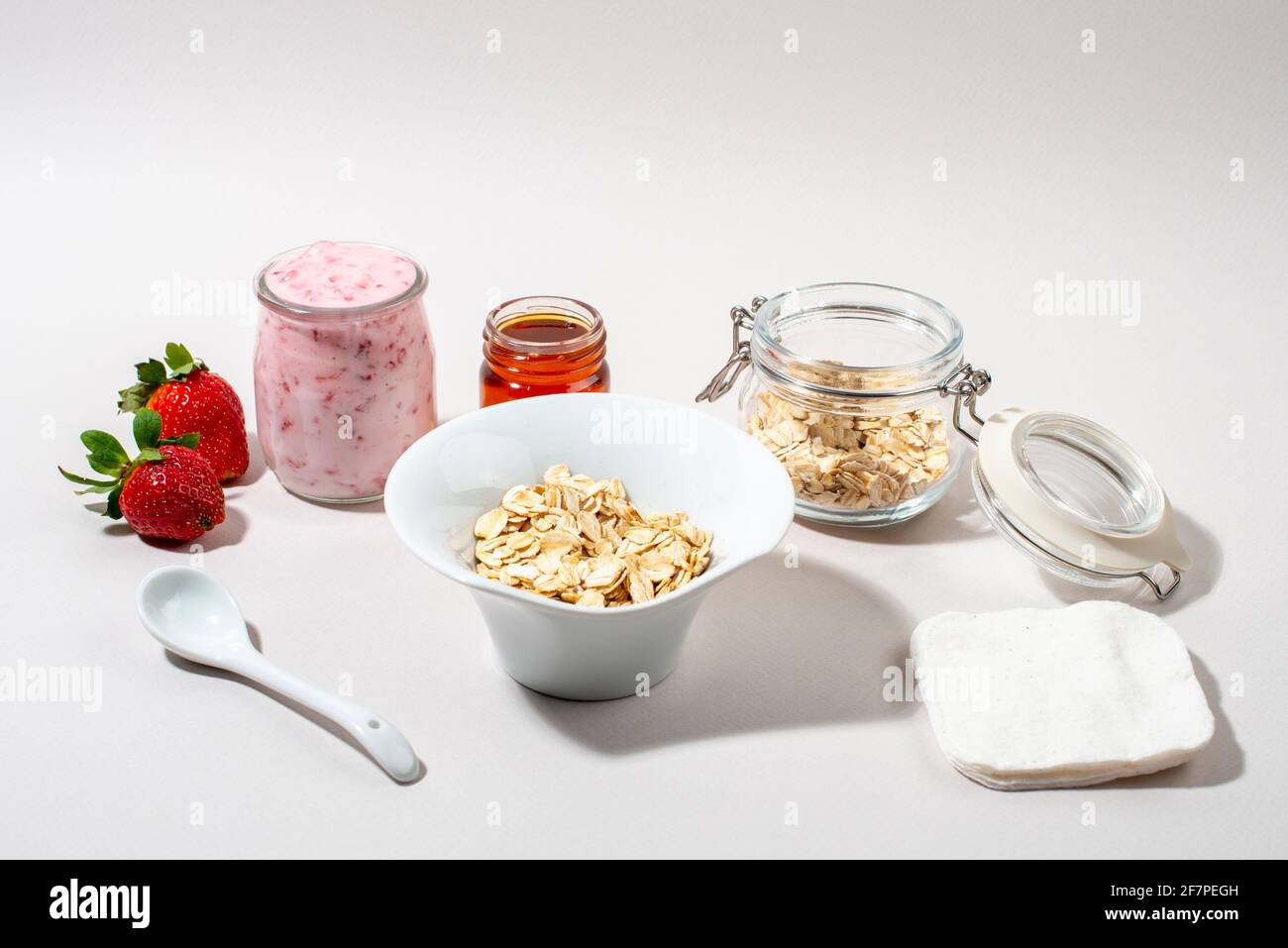 Ingredientes caseros de la mascarilla de fresa: Fresa, yogur, miel, avena.  Productos caseros para el cuidado de la piel Fotografía de stock - Alamy