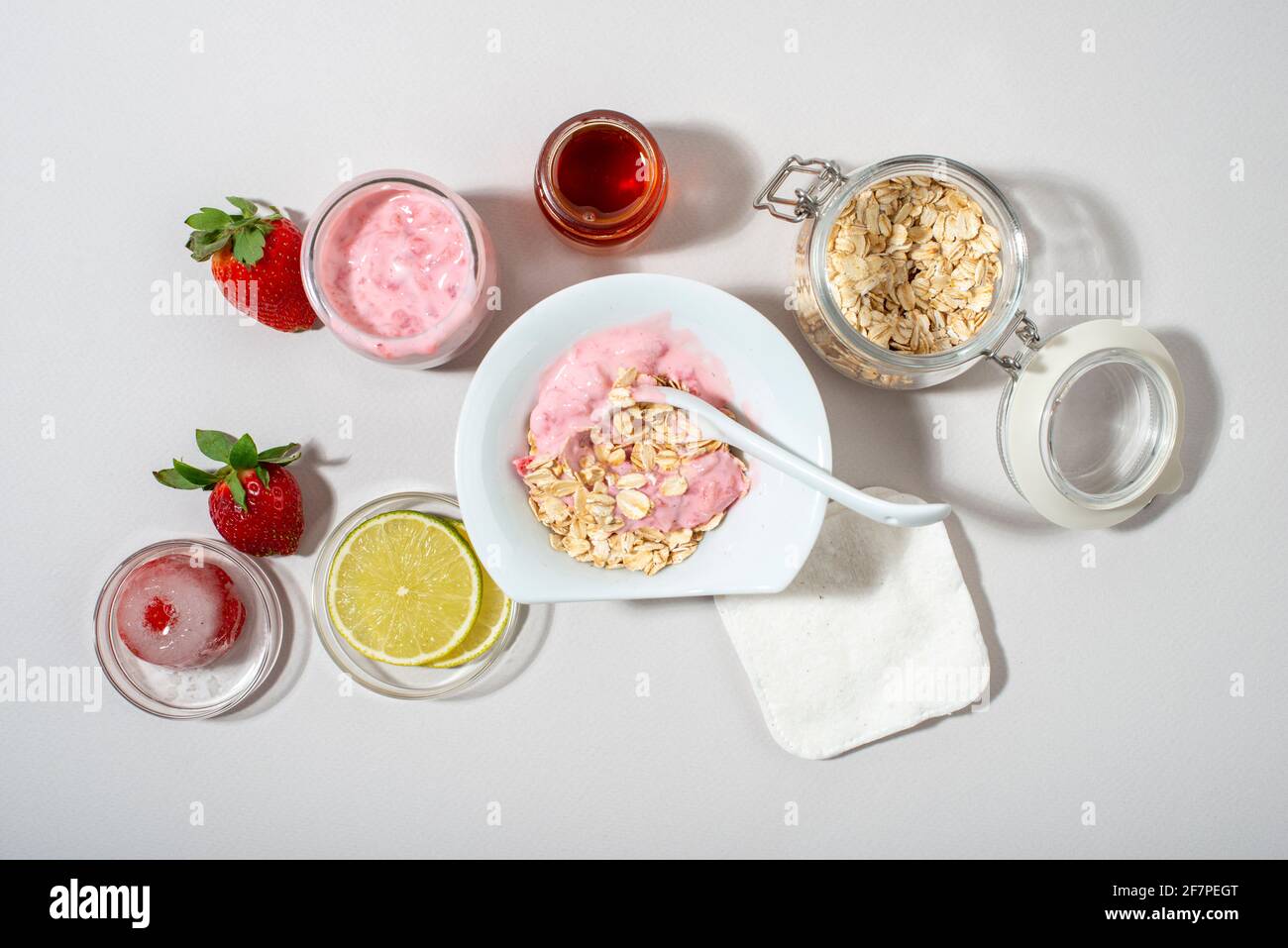 Ingredientes caseros de la mascarilla de fresa: Fresa, yogur, miel, limón,  avena. Productos caseros para el cuidado de la piel. Vista superior  Fotografía de stock - Alamy