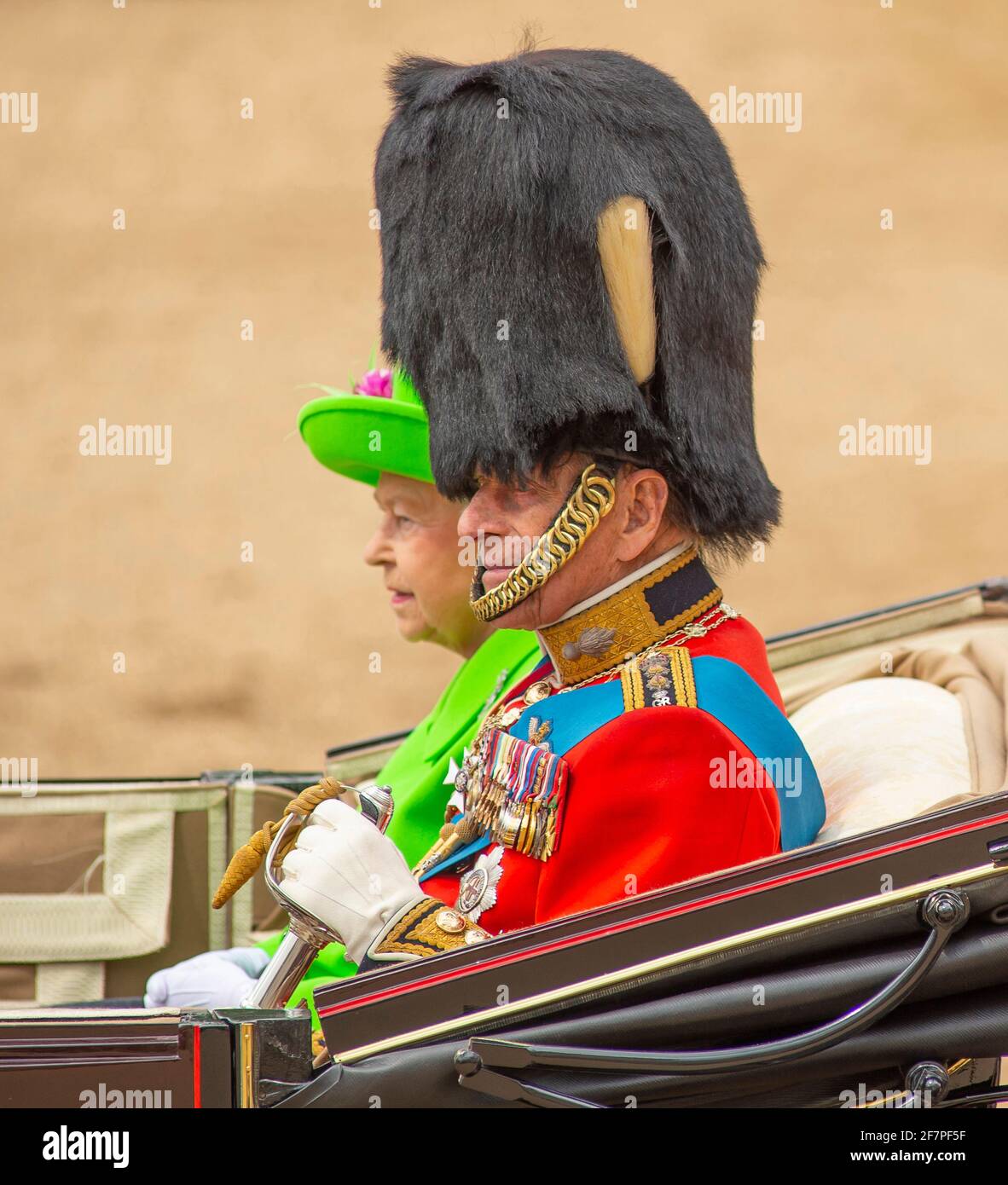 FOTO DEL ARCHIVO: S.A.R. el Príncipe Felipe, el Duque de Edimburgo, asiste a la ceremonia de Trooping the Color el 11 de junio de 2016 en Horse Guards Parade, acompañando a la Reina Isabel II El Duque de Edimburgo lleva el uniforme del Coronel en Jefe, Guardias de Granadero. Crédito: Malcolm Park/Alamy Live News. Foto de stock