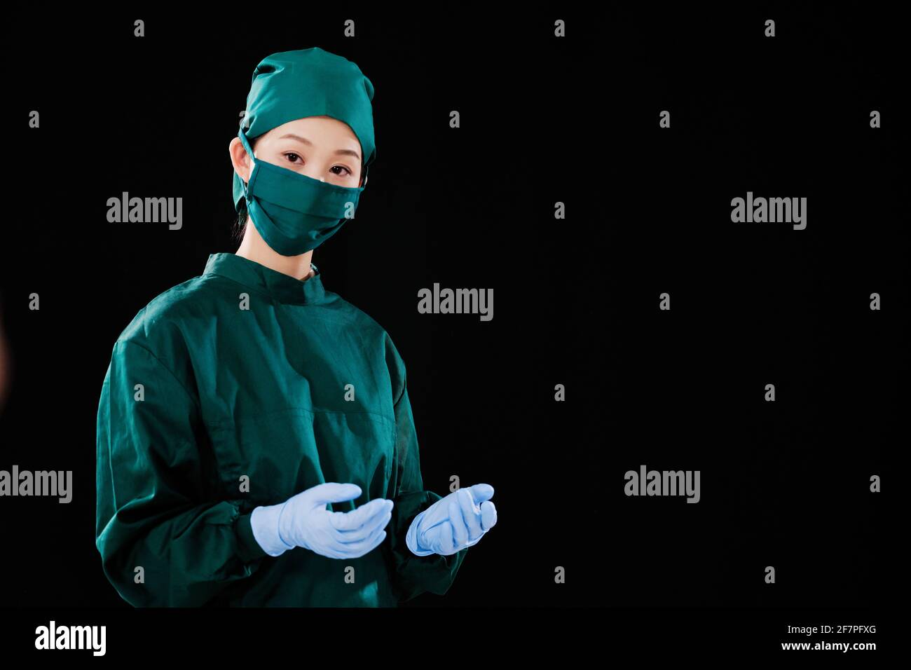 Retrato de una joven cirujano mirando la cámara Foto de stock