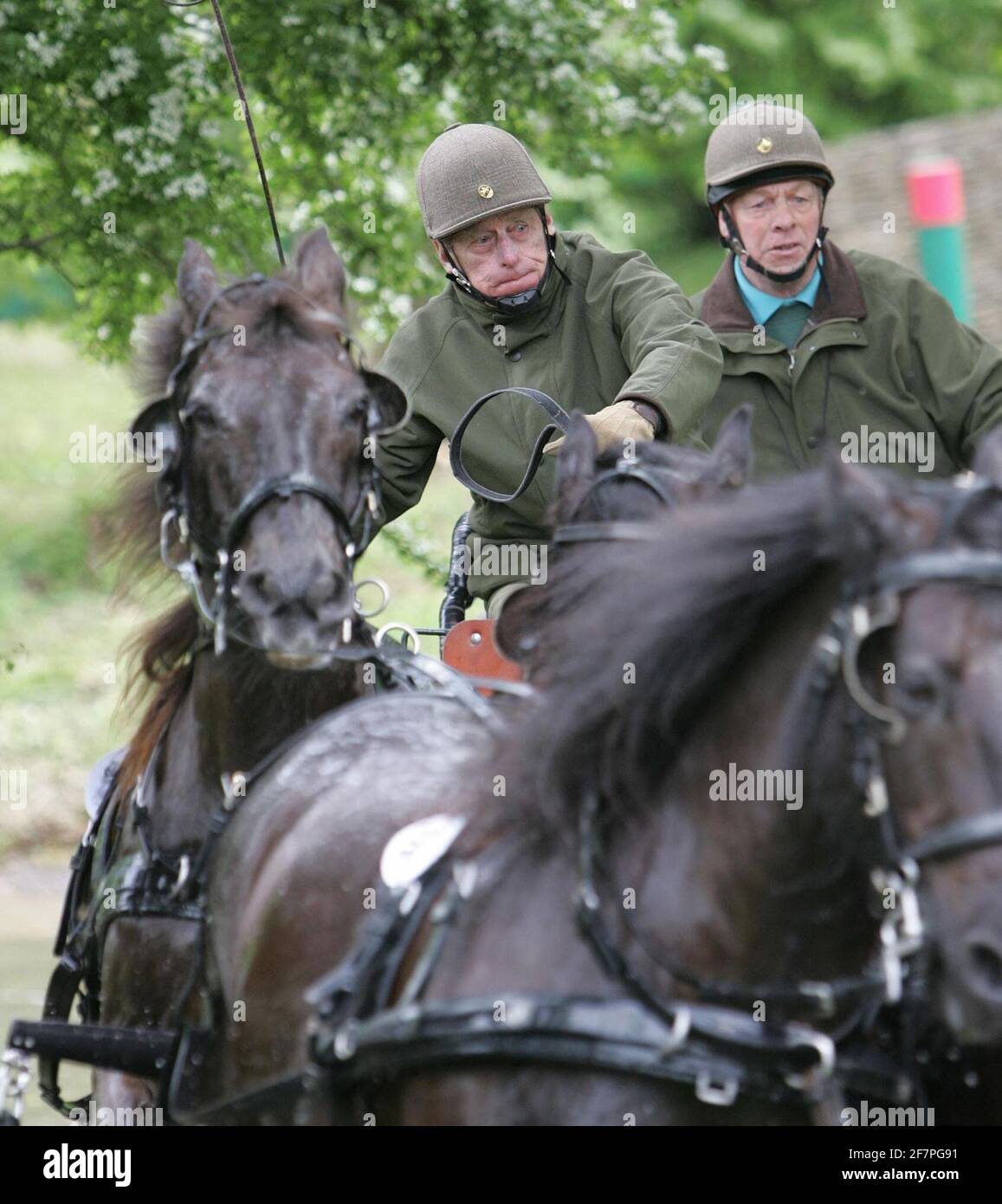 Foto del expediente del 14/05/05 del duque de Edimburgo (izquierda) que participa en el Pony-Four-in-Hand. Philip fue un deportista completo con una pasión particular por el polo y el transporte. Fecha de emisión: Viernes 9 de abril de 2021. Foto de stock