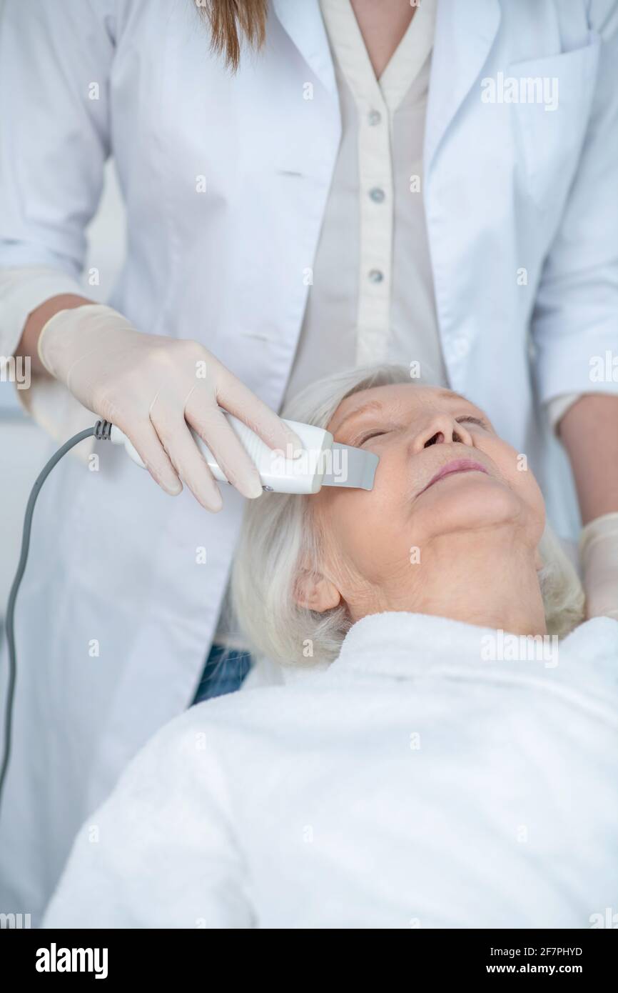 Mujer madura con tratamiento de belleza facial en una clínica de belleza  Fotografía de stock - Alamy