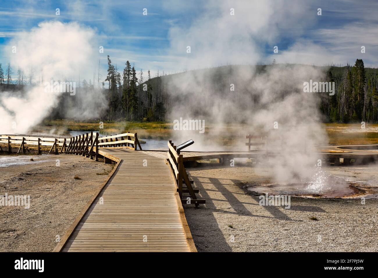 Cuenca de arena negra. Piscina Esmeralda en el Parque Nacional Yellowstone. Wyoming. EE.UU. Foto de stock