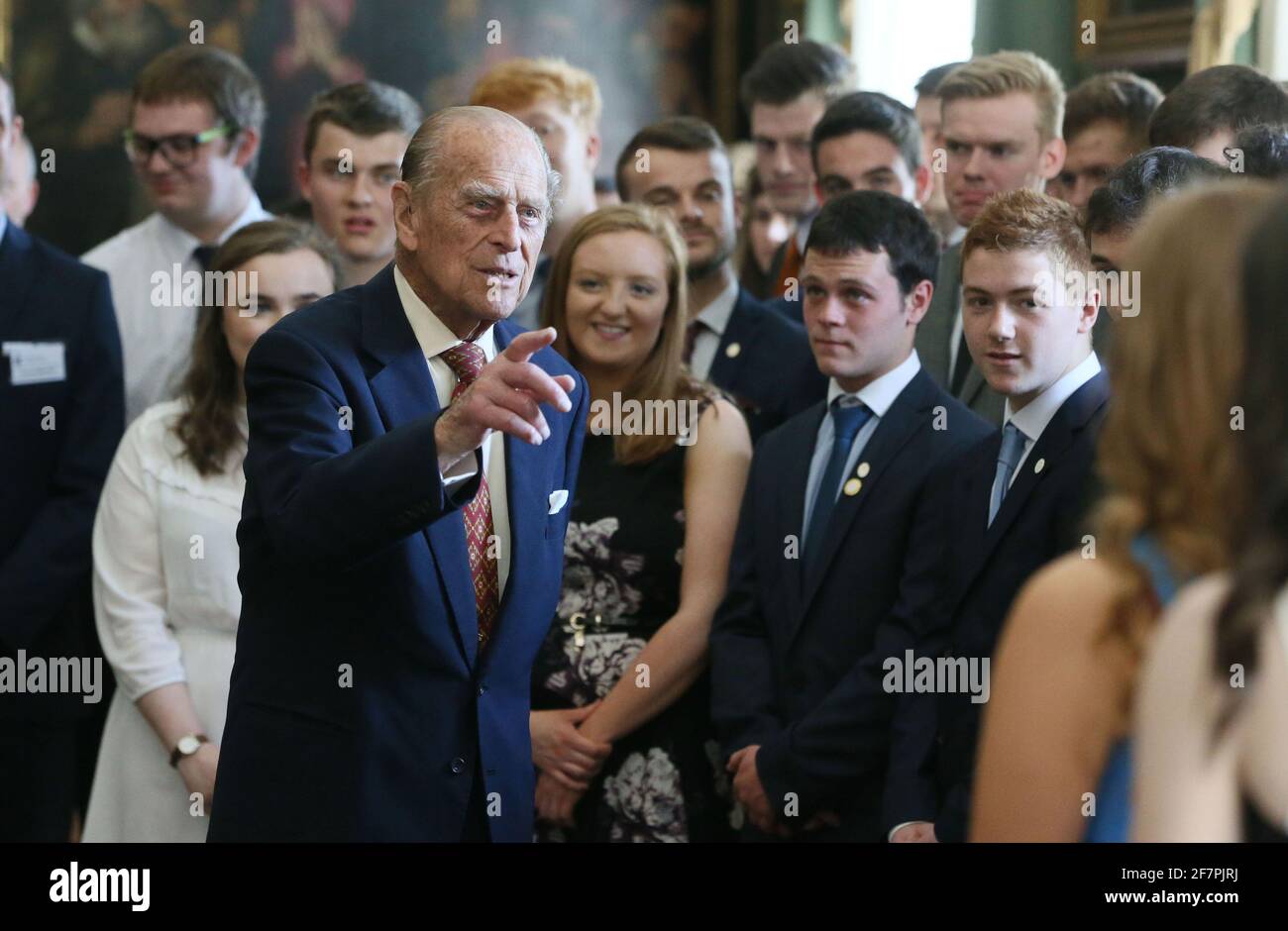 Foto del archivo fechada el 25/05/17 del Duque de Edimburgo, que acoge las presentaciones del premio de oro Duke of Edinburgh's Award en el Castillo de Hillsborough en Co Down. Es probable que el Premio del Duque de Edimburgo sea juzgado el mayor legado del príncipe Felipe. Fecha de emisión: Viernes 4 de abril de 2021. Foto de stock