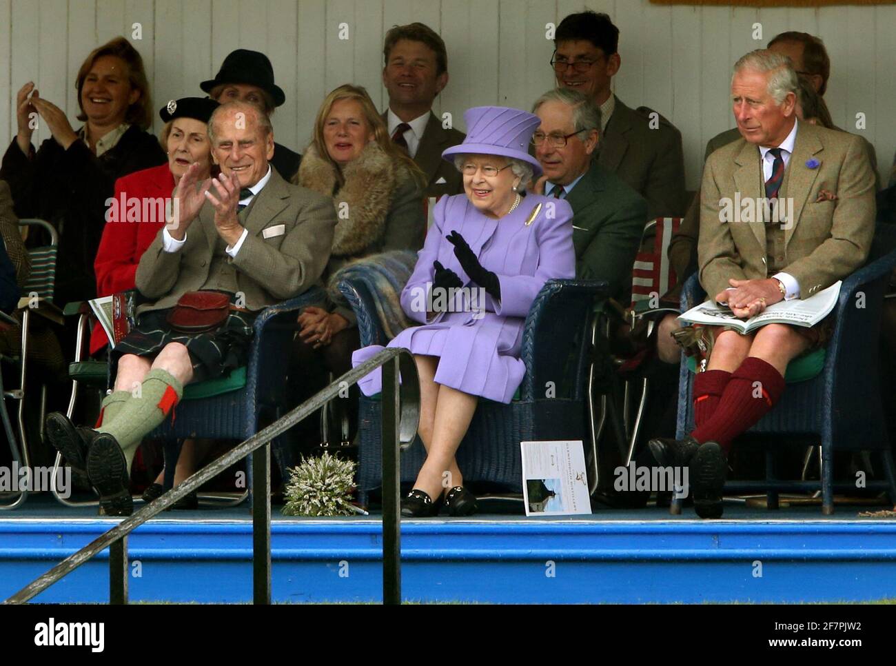 Foto del archivo fechada el 03/16/16 de la Reina Isabel II, acompañada por el Duque de Edimburgo y el Príncipe de Gales asistiendo a la Reunión de las Tierras Altas Reales de Braemar en el Parque Memorial de la Princesa Real y el Duque de Fife, Braemar. Balmoral en las Tierras Altas sigue siendo uno de los lugares favoritos de la realeza, y tuvo muchos recuerdos para el Duque de Edimburgo. Una vez se dijo que la Reina nunca era más feliz que cuando estaba en Balmoral, a Felipe también le encantó la vida al aire libre que era sinónimo de su descanso anual, que se extendía desde finales de julio hasta octubre. Fecha de emisión: Viernes 4 de abril de 2021. Foto de stock