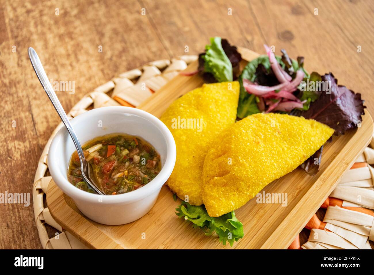 Una empanada colombiana llena de cerdo tirado y servida con Pico de Gallo paisaje Foto de stock