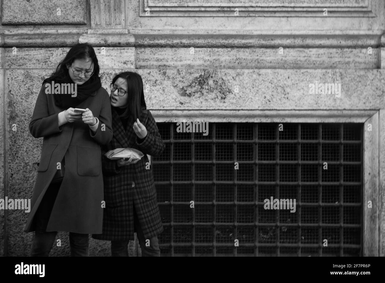 Dos personas en la parada de autobús, en la calle., Roma, Italia Foto de stock