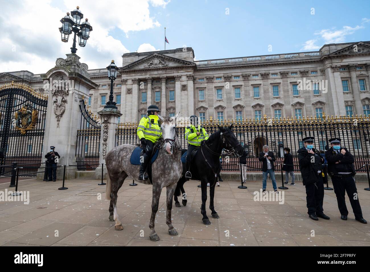 Londres, Reino Unido. 9th de Abr de 2021. Se anunció la policía en las afueras del Palacio de Buckingham después de la muerte del príncipe Felipe, de 99 años de edad. Crédito: Stephen Chung/Alamy Live News Foto de stock