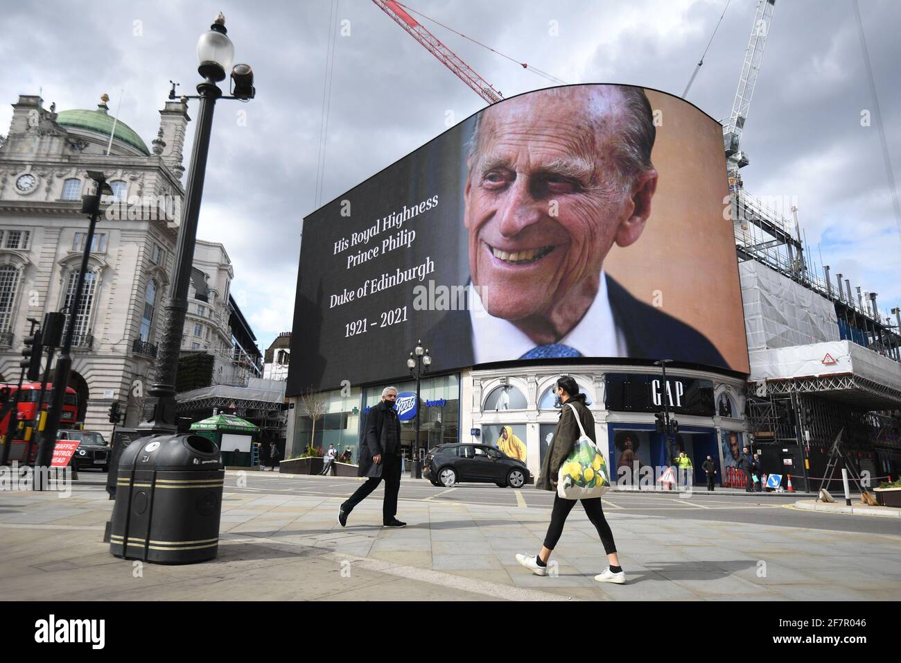 Un homenaje al Duque de Edimburgo, que se exhibirá durante 24 horas, en el Piccadilly Lights del centro de Londres, tras el anuncio de su muerte a la edad de 99 años. Fecha de la foto: Viernes 9 de abril de 2021. Foto de stock