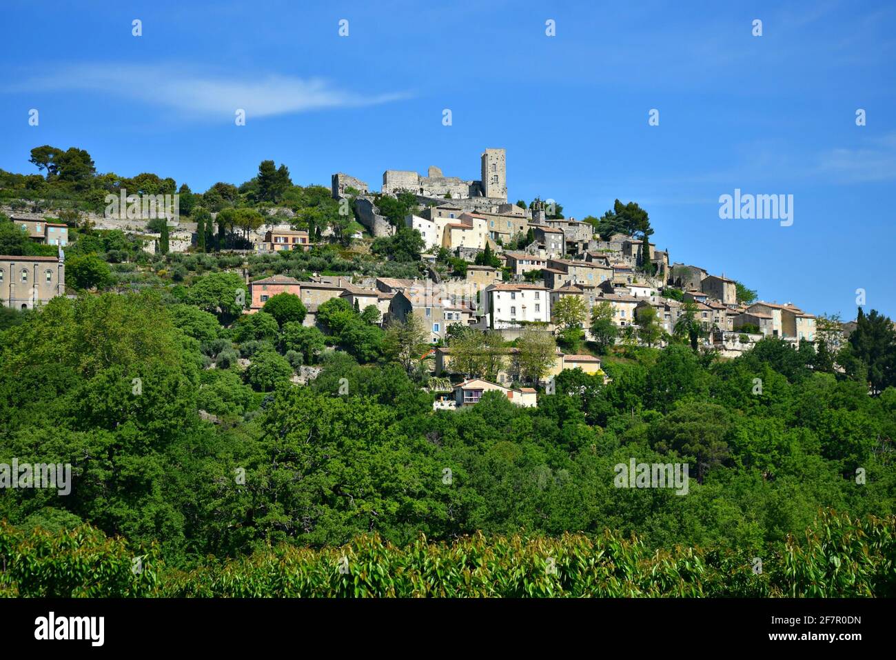 Paisaje con vistas panorámicas del pintoresco pueblo de Lacoste en Provenza-Alpes-Côte  d'Azur Vaucluse, Francia Fotografía de stock - Alamy