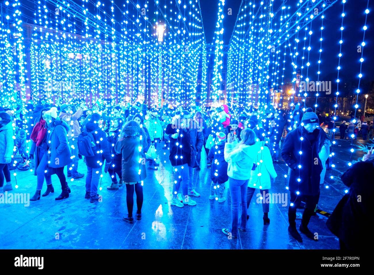 14.12.2019, Bruessel, Belgien - Touristen in einer Lichtinstallation in der Vorweihnachtszeit in Bruessel an der Place de l’Albertine Foto de stock