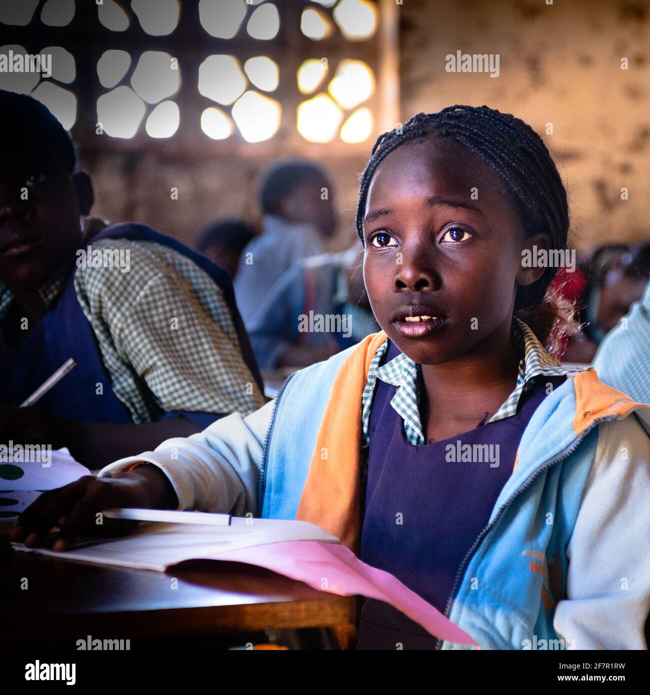Joven estudiante que se concentra en la sala escolar de Malawi Foto de stock