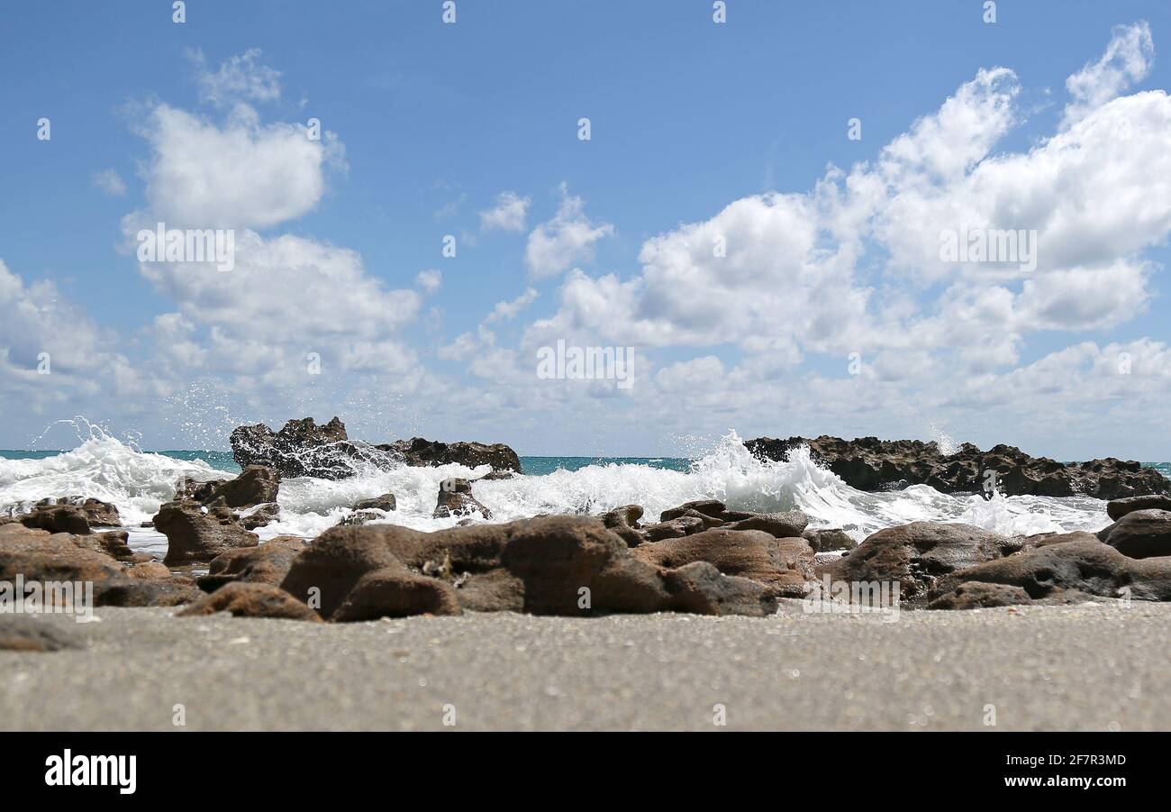 La marea del Atlántico llega en un día de verano en Blowing Rocks Preserve en Jupiter Island Florida cerca de Hobe Sound en los condados de Martin y Palm Beach. Foto de stock