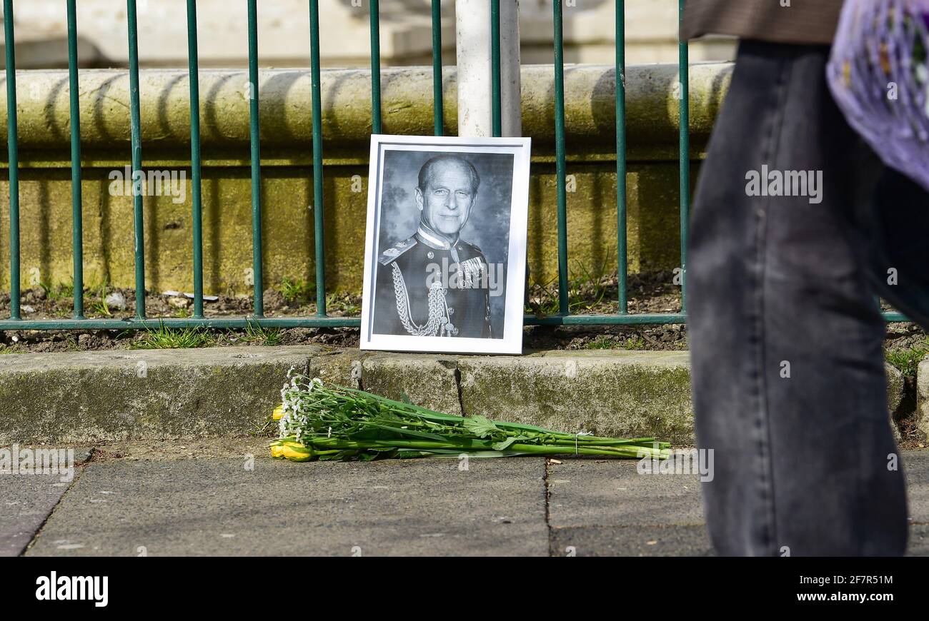 Brighton, Reino Unido. 9th de Abr de 2021. Una fotografía del príncipe Felipe y las flores salieron en el Monumento a la Guerra de Brighton después del anuncio de su muerte hoy : Crédito: Simon Dack/Alamy Live News Foto de stock
